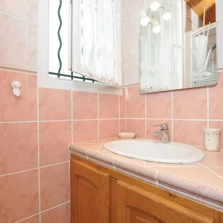 Дом отдыха 3 Bedroom Stunning Home In Saint-Andre-Les-Alpes Сент-Андре-лез-Альп